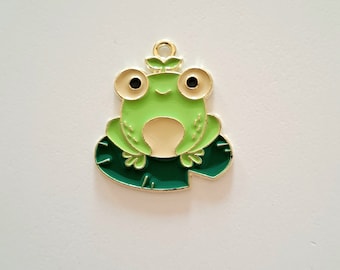 1 breloque perle grenouille feuillede nénuphar plate, couleurs émaillées, bordures dorés