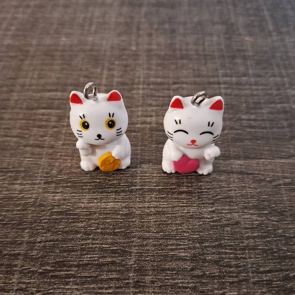 1 breloque résine maneki neko, chat porte-bonheur 2 modèles au choix