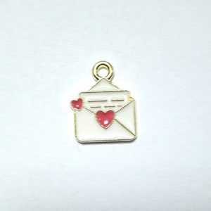 1 Charm perla plana letra love, esmaltada colores 11 x 15 mm bordes y parte trasera dorados