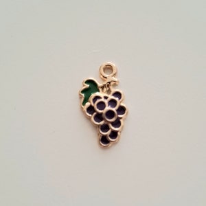 1 Charm de perla plana esmaltada en color uva con bordes dorados