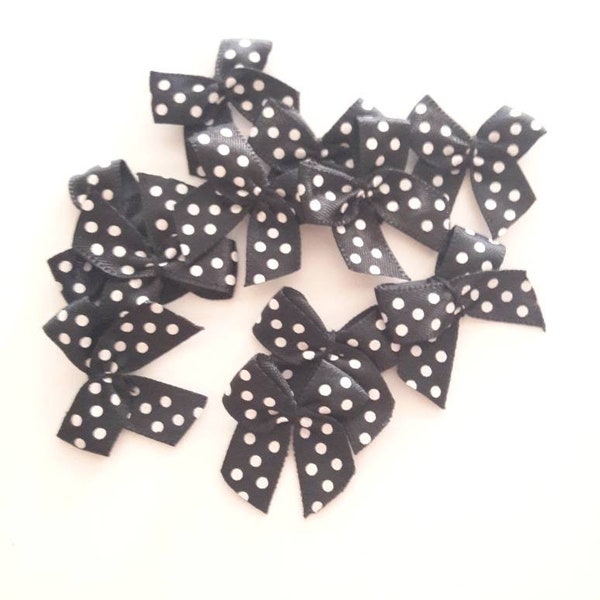 10 petits noeuds satin petits pois, noir pois blanc , +- 3 x 2.5 cm