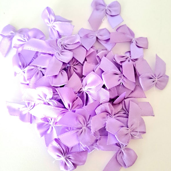 10 petits noeuds satin violet parme , +- 3 x 2.5 cm