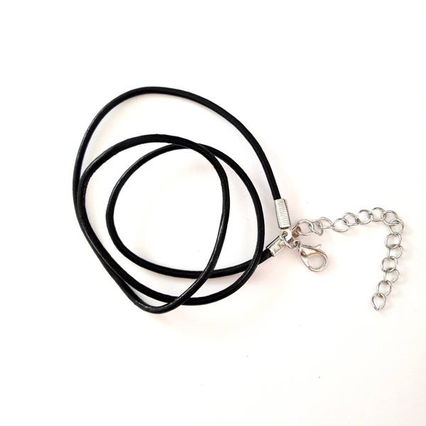 Cordon lacet pour création collier, cuir noir, fermoir et chainette 45 + 5 cm