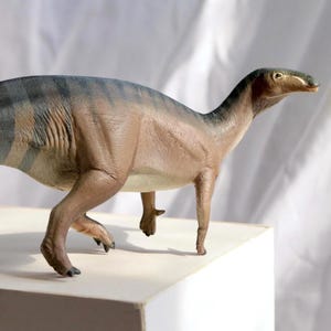 Mantellisaurus scale model iguanodont dinosaur museum quality replica