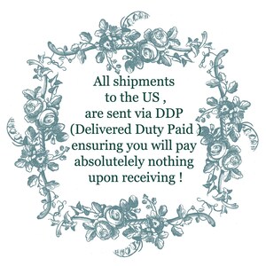 Puede incluir: Un dise&ntilde;o floral circular en verde azulado rodea texto sobre un fondo blanco. El texto dice: "All shipments to the US, are sent via DDP (Delivered Duty Paid) ensuring you will pay absolutely nothing upon receiving!"
