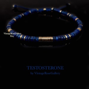 Puede incluir: Una pulsera de cuentas azules con detalles dorados. La pulsera presenta peque&ntilde;as cuentas redondas azules intercaladas con cuentas cil&iacute;ndricas doradas. El texto "TESTOSTERONE by VintageRoseGallery" est&aacute; en la parte inferior.