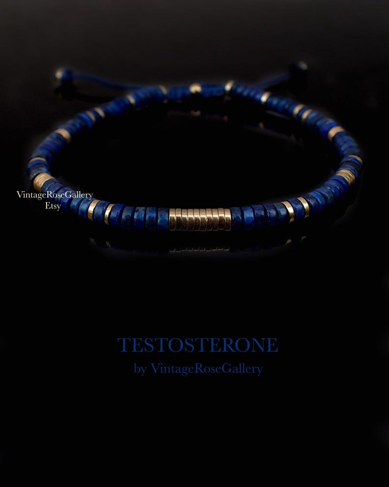 Puede incluir: Una pulsera de cuentas azules con detalles dorados. La pulsera presenta peque&ntilde;as cuentas redondas azules intercaladas con cuentas cil&iacute;ndricas doradas. El texto "TESTOSTERONE by VintageRoseGallery" est&aacute; en la parte inferior.
