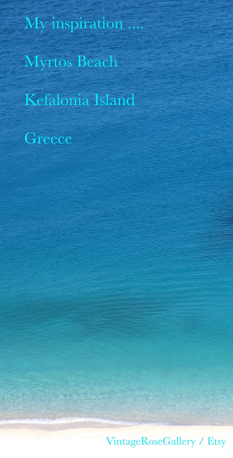 以下が含まれることがあります： 「My inspiration...」、「Myrtos Beach」、「Kefalonia Island」、および「Greece」というテキストが書かれた海の画像。水は濃い青色から海岸近くで明るいターコイズ色に変わり、下部には白い砂浜があります。