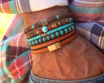 Könnte beinhalten: Ein Stapel aus vier Armbändern mit braunen Holzperlen, türkisfarbenen Scheibenperlen, einem zentralen Türkisstein und einem glatten, hellbraunen Lederband mit einem rechteckigen, messingfarbenen Magnetverschluss. Der Text VintageRoseGallery Etsy ist sichtbar.