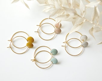 boucles d'oreilles créoles minimalistes avec point de couleur 4 couleurs différentes