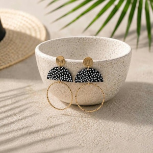 Acetat Polka Dot Ohrstecker Schwarz Weiß mit goldfarbenem Ring | Statement Ohrringe | leicht & modern