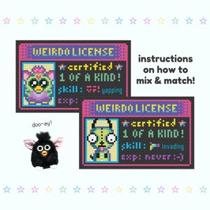 Op de afbeelding: Twee gepixelde "Weirdo License" kaarten met Furby-achtige karakters. De kaarten tonen tekst als "gecertificeerd", "1 of a kind" en "vaardigheid". Een zwart Furby-speelgoed staat linksonder. Instructies staan rechts.