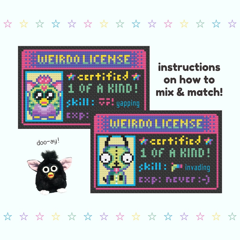 Op de afbeelding: Twee gepixelde "Weirdo License" kaarten met Furby-achtige karakters. De kaarten tonen tekst als "gecertificeerd", "1 of a kind" en "vaardigheid". Een zwart Furby-speelgoed staat linksonder. Instructies staan rechts.