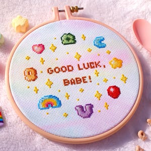 Powodzenia, kochanie! Wzór do haftu krzyżykowego w formacie PDF | Haft krzyżykowy Lucky Charms, Wzór do haftu krzyżykowego Chappell Roan, Pastel Rainbow Cross Stitch