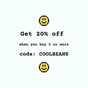 Op de afbeelding: Witte achtergrond met twee gele, gepixelde smileygezichten. De tekst luidt "Ontvang 20% korting bij aankoop van 2 of meer code: COOLBEANS". De tekst is zwart en de smileygezichten zijn geel met zwarte contouren.