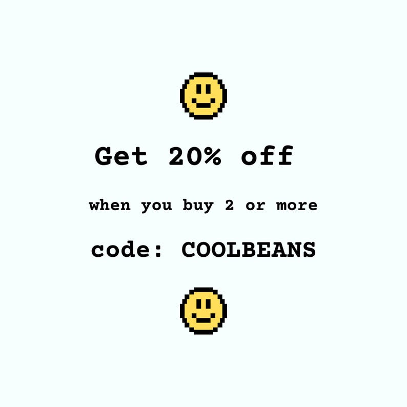 Op de afbeelding: Witte achtergrond met twee gele, gepixelde smileygezichten. De tekst luidt "Ontvang 20% korting bij aankoop van 2 of meer code: COOLBEANS". De tekst is zwart en de smileygezichten zijn geel met zwarte contouren.