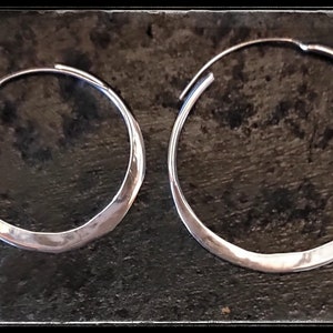 ORECCHINI a CERCHIO BATTUTI, boho style, cerchi tribali, cerchi gypsy, cerchi ottone, cerchi white metal, hoop, minimal hoop, cerchi piatti immagine 6