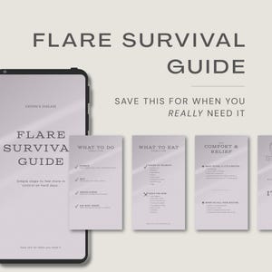 Op de afbeelding: Een digitale tablet en verschillende informatiekaarten met de tekst "FLARE SURVIVAL GUIDE" en "SAVE THIS FOR WHEN YOU REALLY NEED IT". De kaarten bevatten tips voor het beheersen van de ziekte van Crohn.
