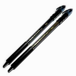 Op de afbeelding: Twee zwarte en gouden intrekbare balpennen met een carbonfiber ontwerp. De pennen hebben de tekst "Pentel RSVP" erop gedrukt.