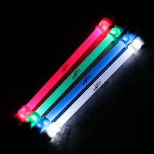 Puede incluir: Cuatro barras luminosas de color rojo, verde, azul y blanco. Las barras luminosas están todas encendidas y están dispuestas en diagonal. Las barras luminosas están etiquetadas con el texto "Zip It".