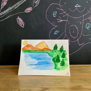 Biglietto d'auguri ad acquerello dipinto a mano di un lago di montagna