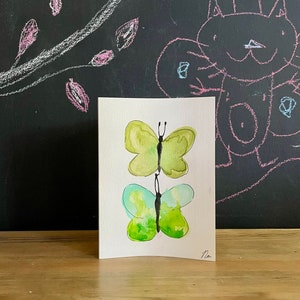 Cartão de aniversário em aquarela pintado à mão com borboletas