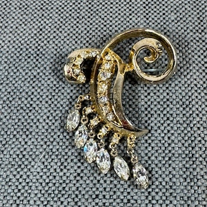 Gorgeous Vintage Coro Craft Gold Tone Brooch With White Sparkly Dangle Rhinestones, Collector Piece, c. 1940s