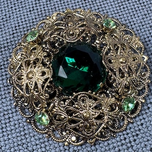 Vintage West Germany Filigree Smaragdgrün Große Strass Brosche, 5 cm Durchmesser, ca