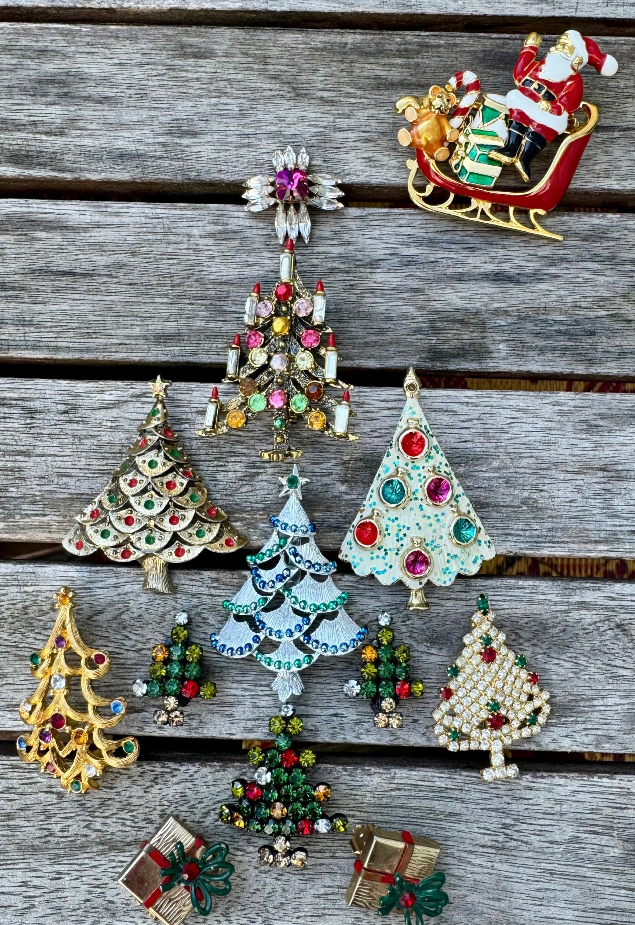 ヴィンテージコレクションのラインストーン製クリスマスツリーブローチ