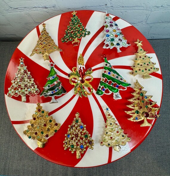 VINTAGE KIM ROGERS GOLD TONED METAL CHRISTMAS TREE RHINESTONE BROOCH