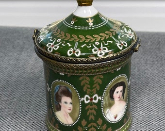 Beautiful Vintage Porcelain Hand Painted Limoges Trinket Vanity or Dresser Box, Collector Item, Excellent Condition