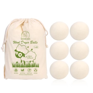 Peut inclure: Un sac en toile crème avec cordon de serrage, imprimé avec "Roots & Leaves Wool Dryer Balls" et un mouton. Six boules de séchage en laine blanc cassé sont affichées à côté du sac. Le sac indique également que le produit est 100% laine, naturel, économe en énergie et réutilisable.
