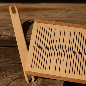 Double slotted rigid heddle, 5 pattern slots, Rigid weave, 41 Warp Threads, 5 Pattern Thread Slots, 5 pattern strings, band weaving, viking