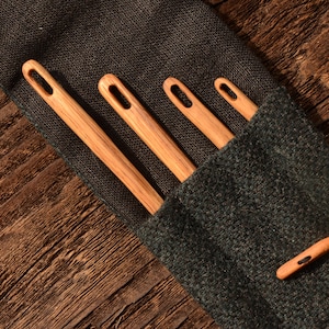 Jeu de 4 aiguilles en chêne, Aiguilles à relier, Nalbinding, Avec étui en laine de lin, Tissage médiéval, Reconstitution viking, Aiguilles en bois