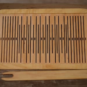 Doppelschlitz-Starrlitze, 11 Schlitze, Besatz aus ESCHE, Holzbesatz 58 Kettfäden, Bandwebung, Gürtelbindung, Vytu Vatu, Wikingerkunst, Wikingerzeitliche Gürtelbindung