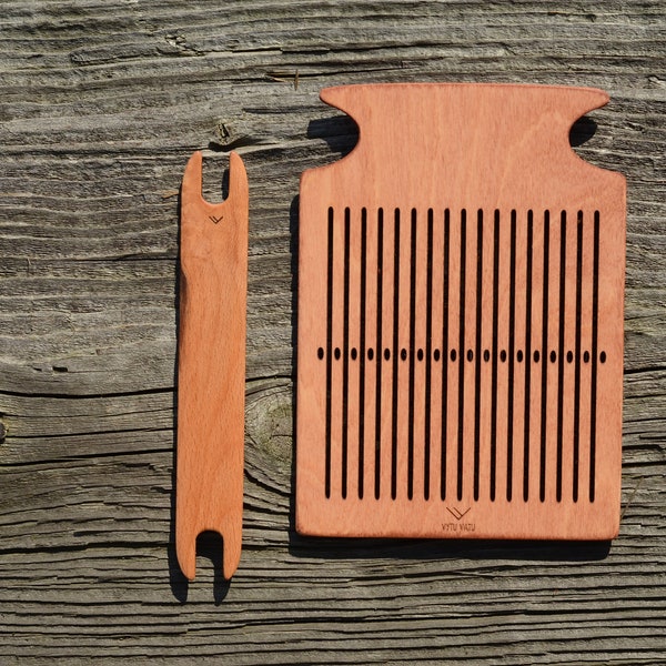 Krosno tkackie z nicielnicą sztywną, 18 otworów, z czółenkiem, nicielnica czerwona, deska tkacka, tkanie sztywne, tkanie inkle, krosno tkackie ręczne