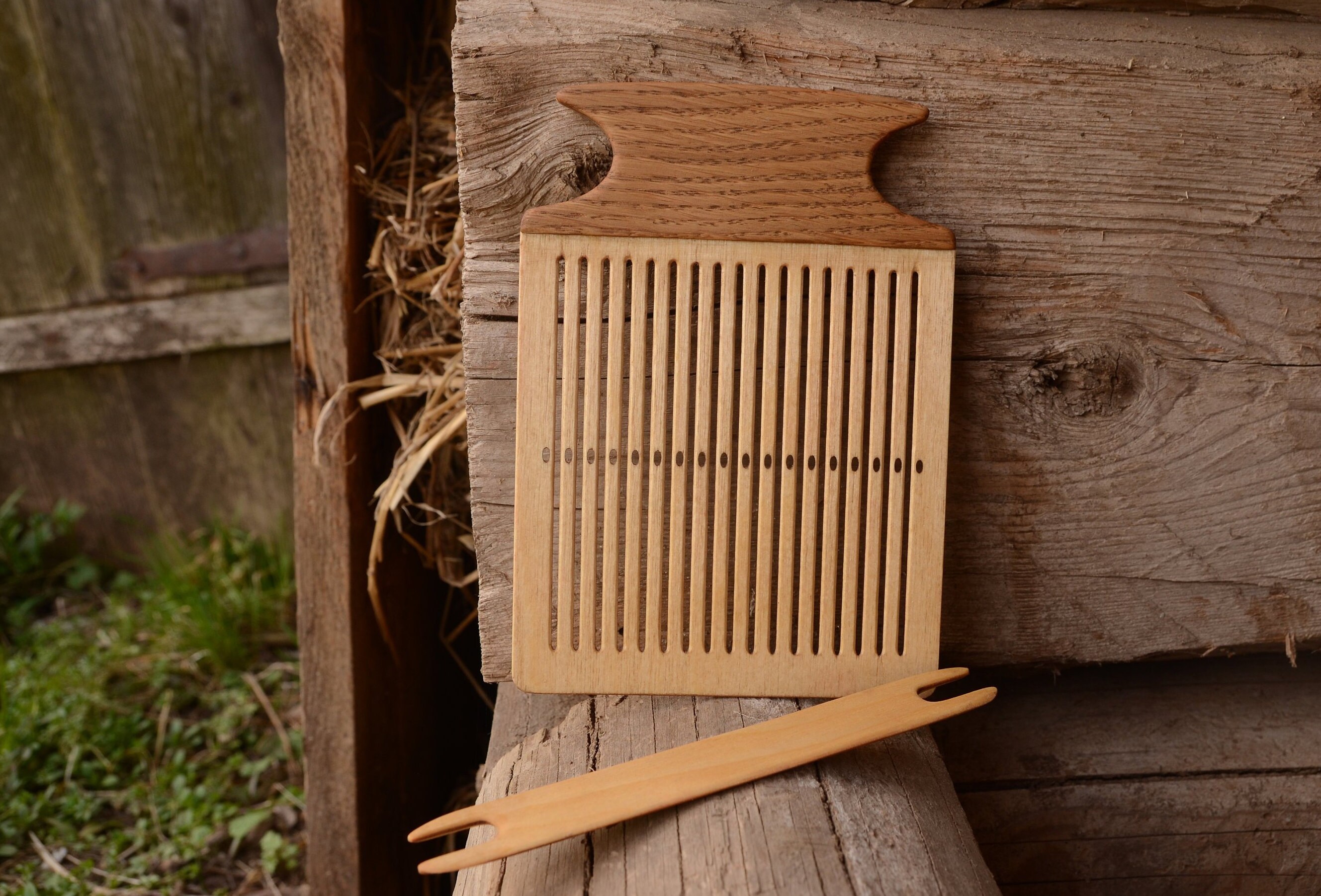 Rigid heddle board with shuttle / Oaken handle / Weaving loom / Back …