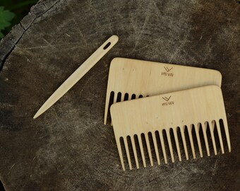 Könnte beinhalten: Ein Haarstab aus Holz und zwei Holzkämme mit eng stehenden Zähnen, die auf einer verwitterten, dunkelbraunen Holzoberfläche liegen. Auf den Kämmen steht der Text "VYTU VATU". Der Stab ist lang und schlank.
