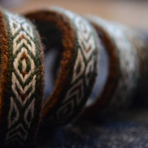 Tablet woven woolen belt / Brown, white, green / Geometric pattern / Card weaving techinque / Medieval clothing / 18 mm woven strap