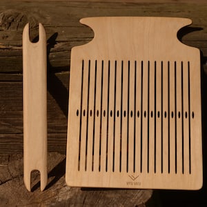 シャトル付きリジッドヘドル織機。天然木色、織り板、リジッド織り、インクル織り、バックストラップ織機、手織り織機