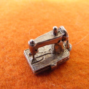 Nuvo Vintage Sterling Silver Charm Sewing Machine opens to cotton reels and scissors (H)