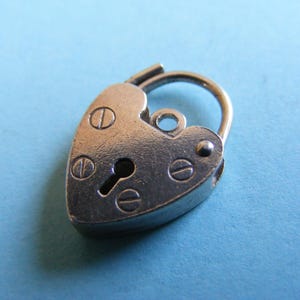 Vintage Sterling Silver charm Heart padlock clasp  (Z)