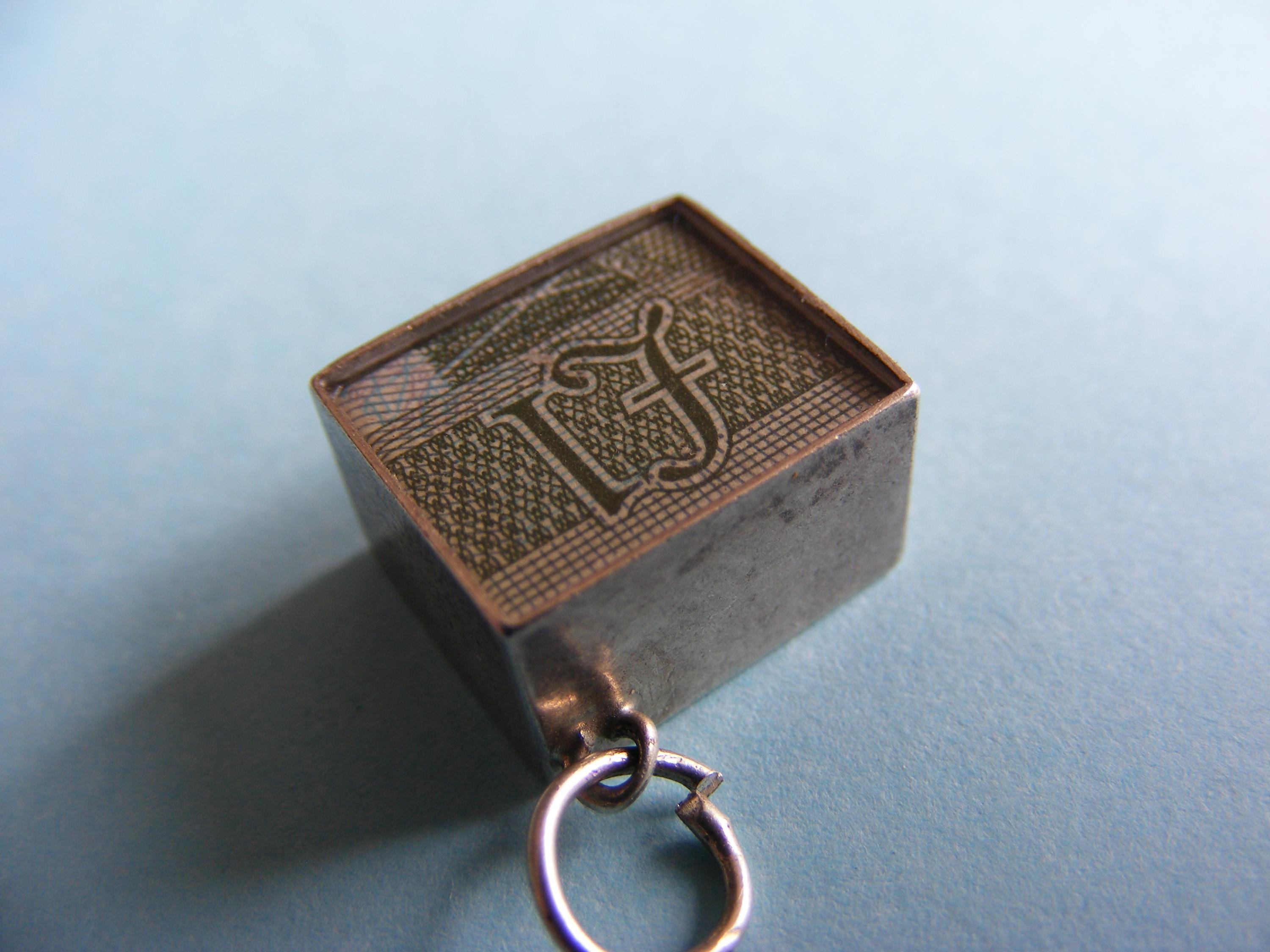 ヴィンテージ スターリングシルバー「緊急時ガラス割れ」チャーム：ノベルティ 1 GBP 紙幣 (P) - Etsy 日本