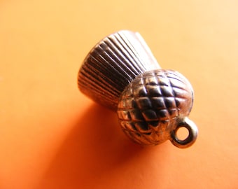 Q) Vintage Sterling Silver Charm Puffed Scottish Thistle