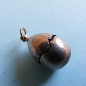 Vintage Sterling Silber Charm Osterei öffnet sich zu einem Küken 925 Anhänger (F)