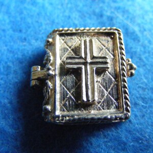 N) Nuvo Vintage Sterling Silver Charm Nuvo Bible opens