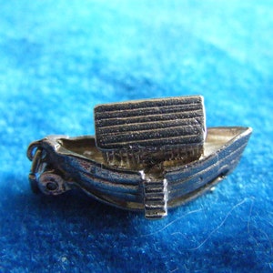 J) Vintage Sterling Silver Charm Noahs Ark opens