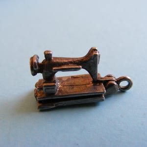 Vintage Sterling Silver Charm Sewing Machine opens to scissors - charms pendant 925 (F)