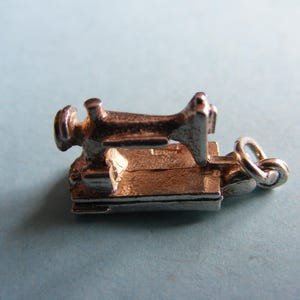 Vintage Sterling Silver charm Sewing machine opens to scissors (I)