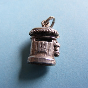 Vintage Sterling Silver Royal Mail Post Box Charm with Letters (Q)